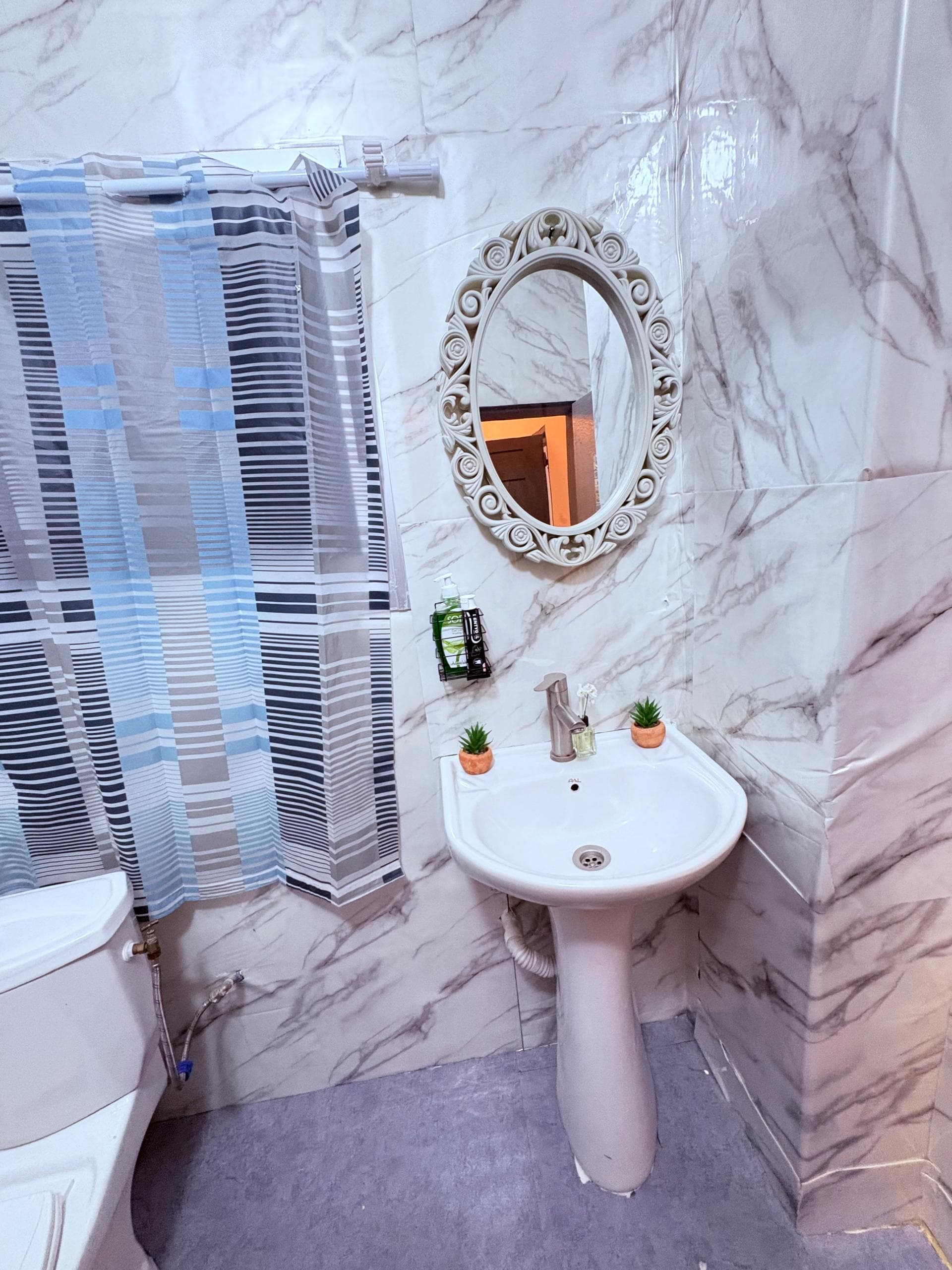 Vue large de la salle d’eau