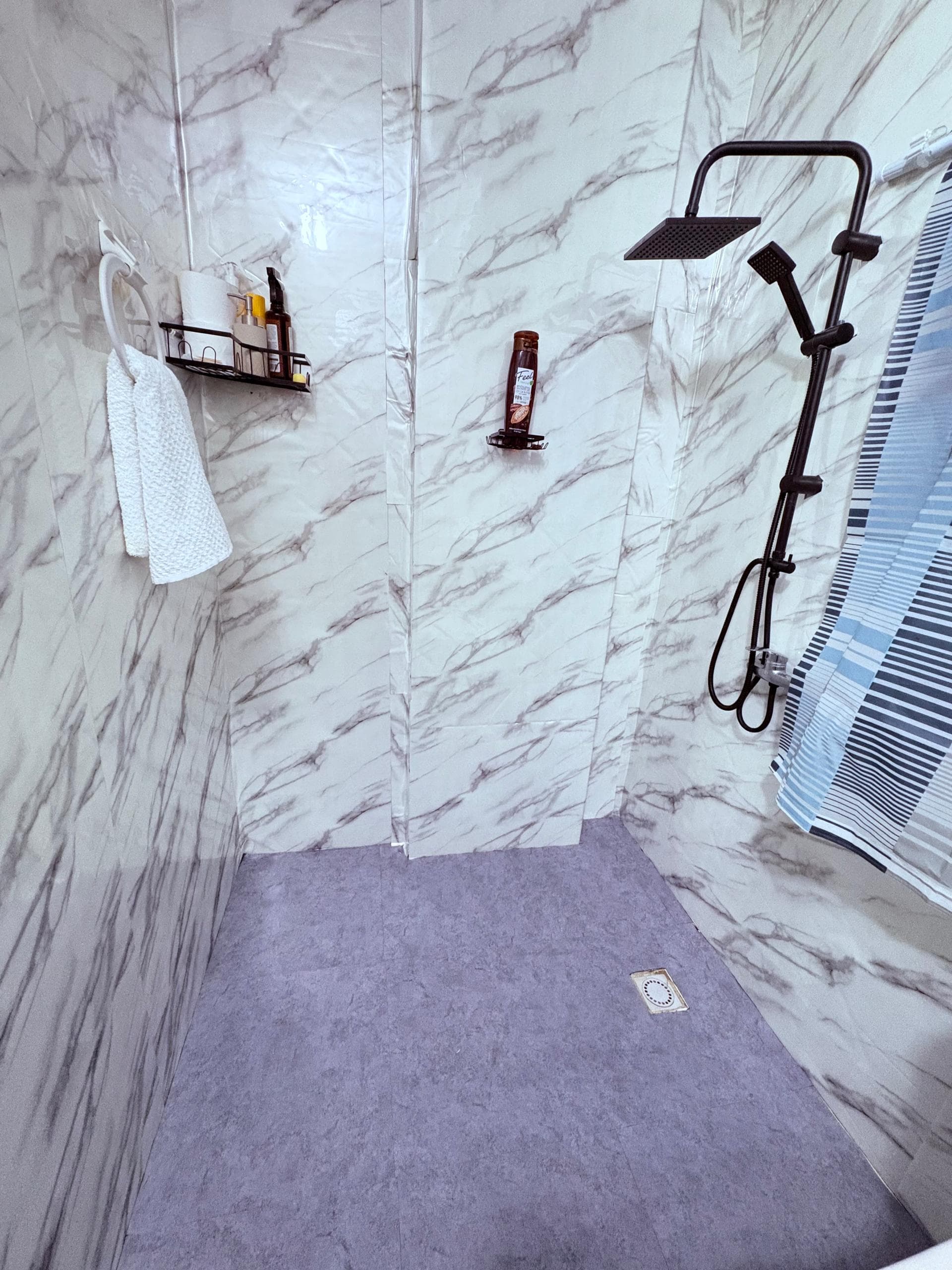 Douche à l’italienne avec robinetterie noire