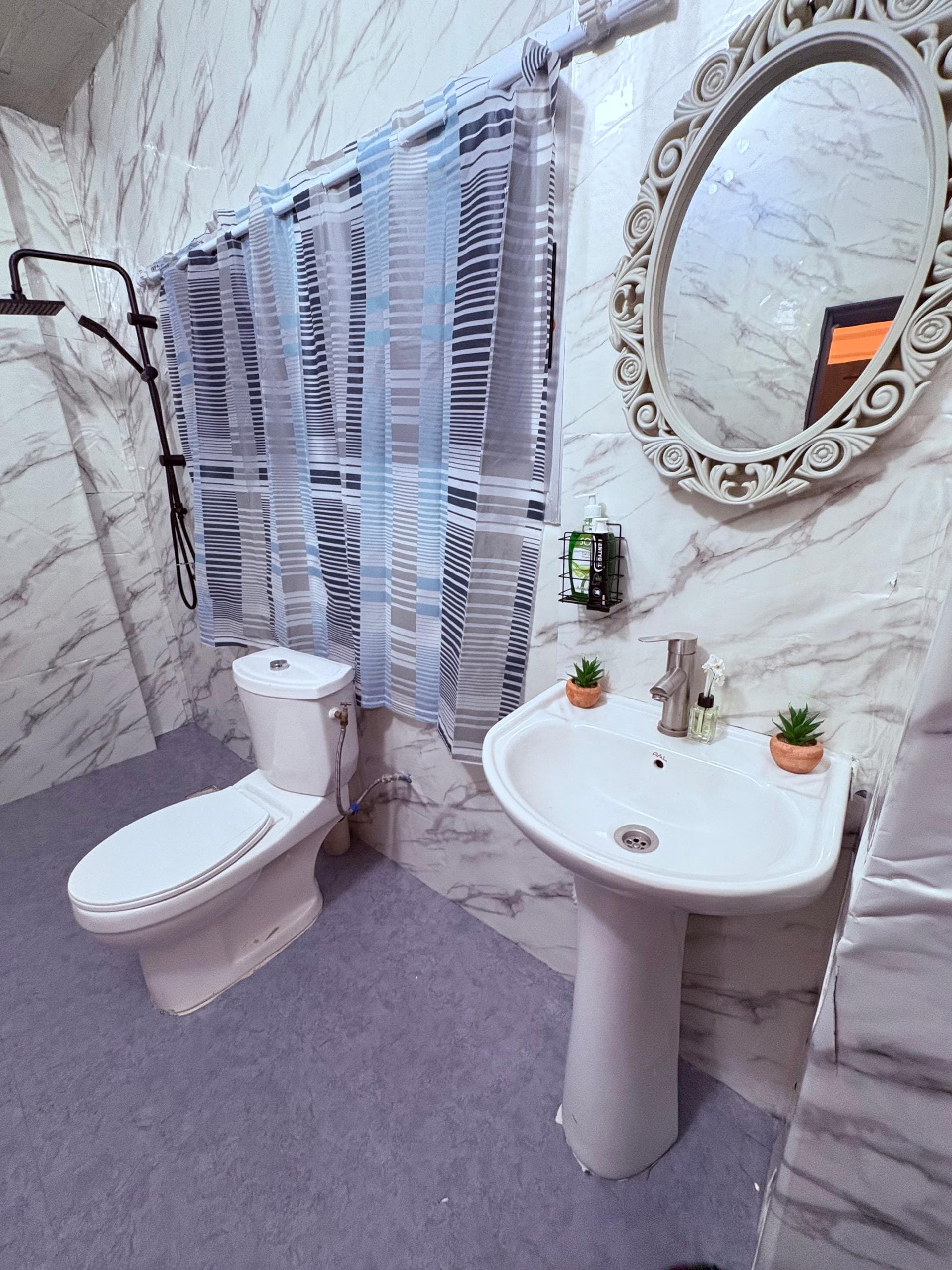 Salle d’eau avec lavabo, miroir et WC