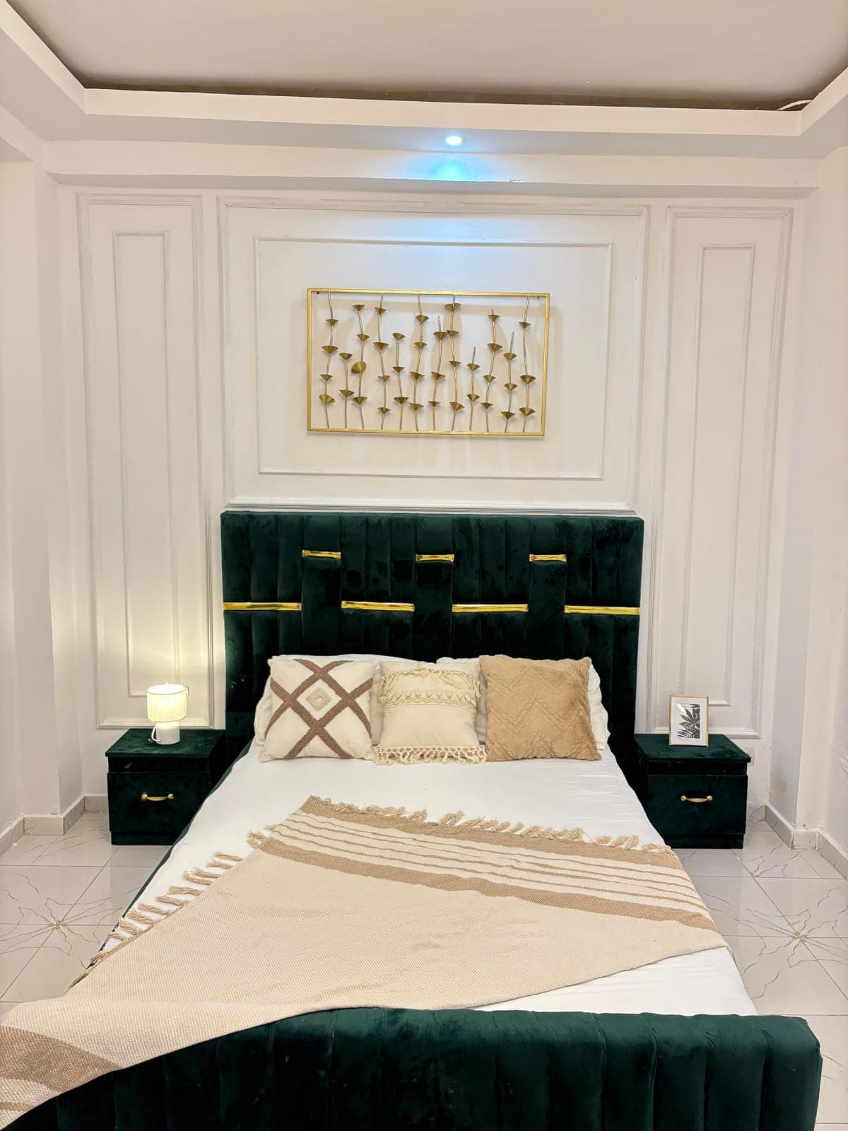 Face avant de la chambre avec tête de lit velours