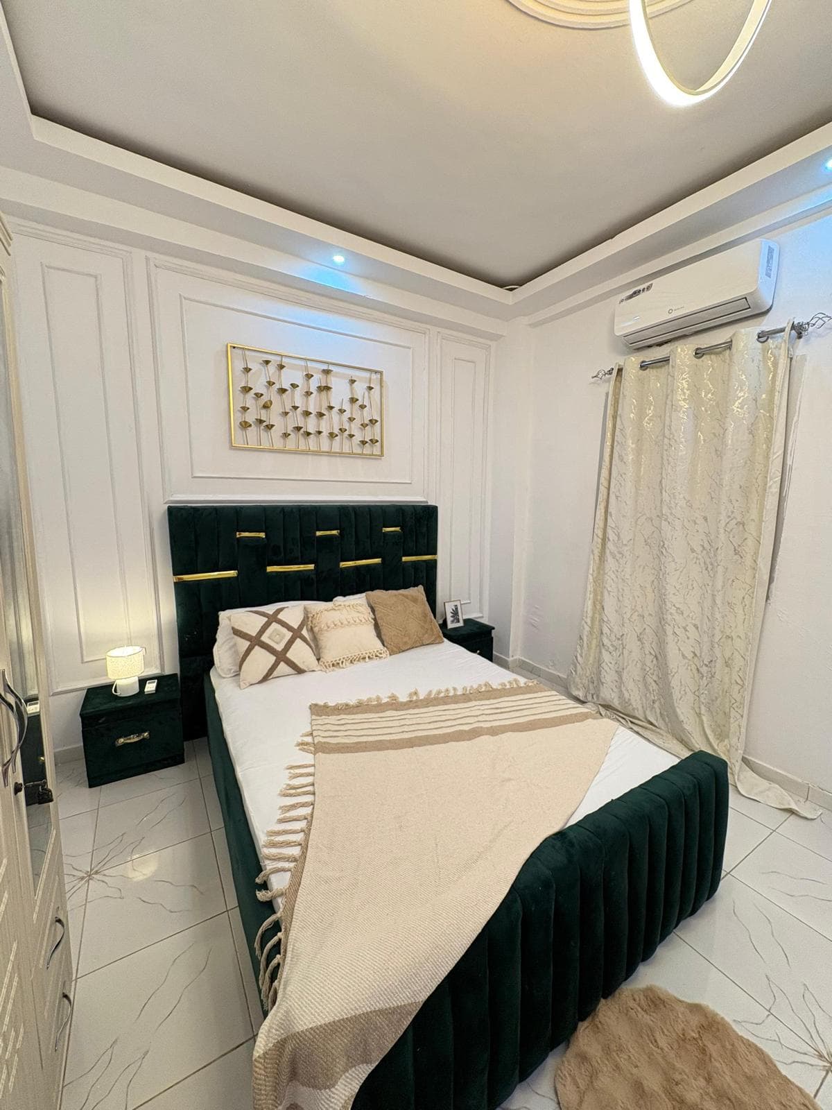 Chambre principale avec lit double et climatisation